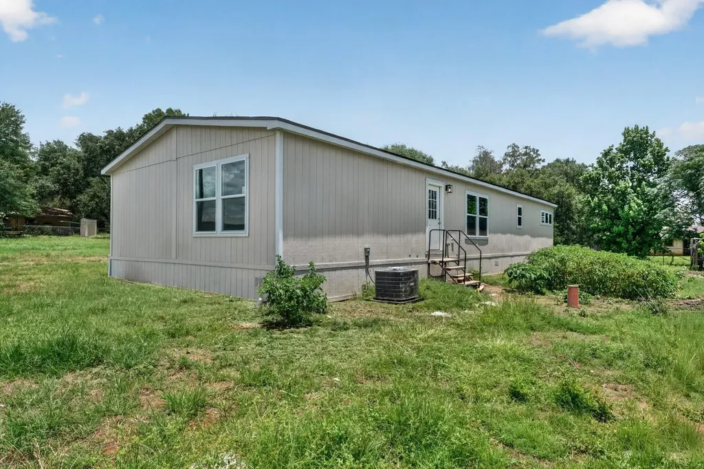 908 Yegua Drive Lexington TX 78947