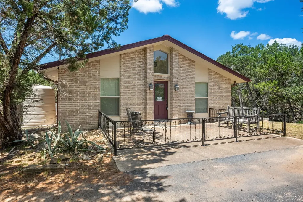 1105 Edgewater Drive Spicewood TX 78669