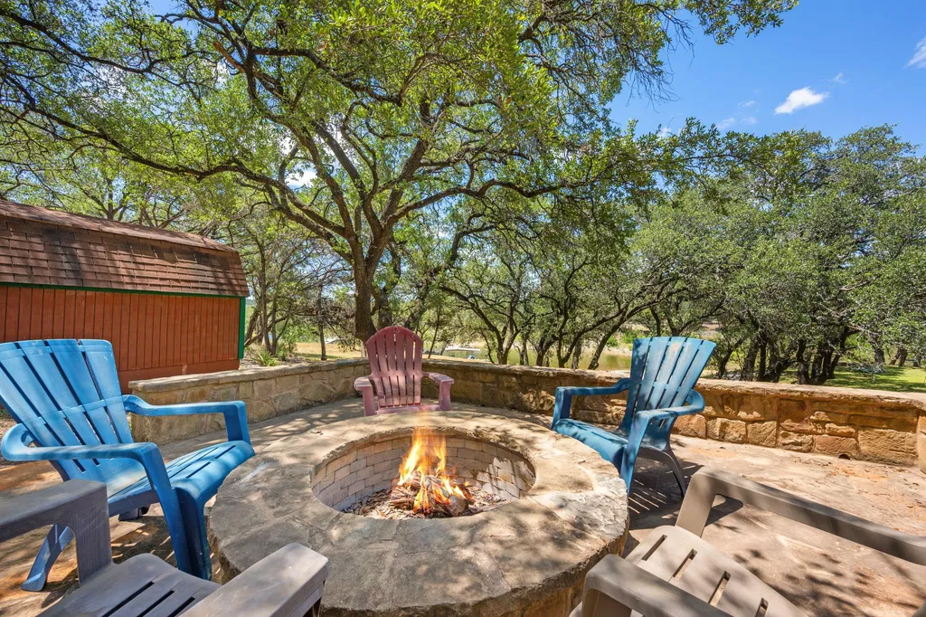 1105 Edgewater Drive Spicewood TX 78669