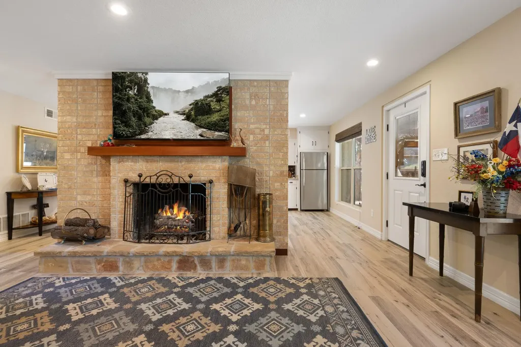 1105 Edgewater Drive Spicewood TX 78669