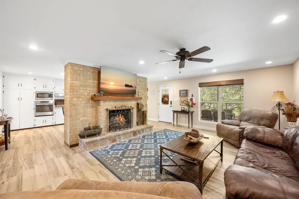 1105 Edgewater Drive Spicewood TX 78669