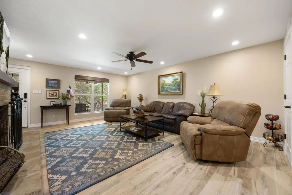 1105 Edgewater Drive Spicewood TX 78669
