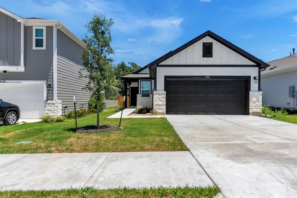 212 Bendecido Loop Elgin TX 78621