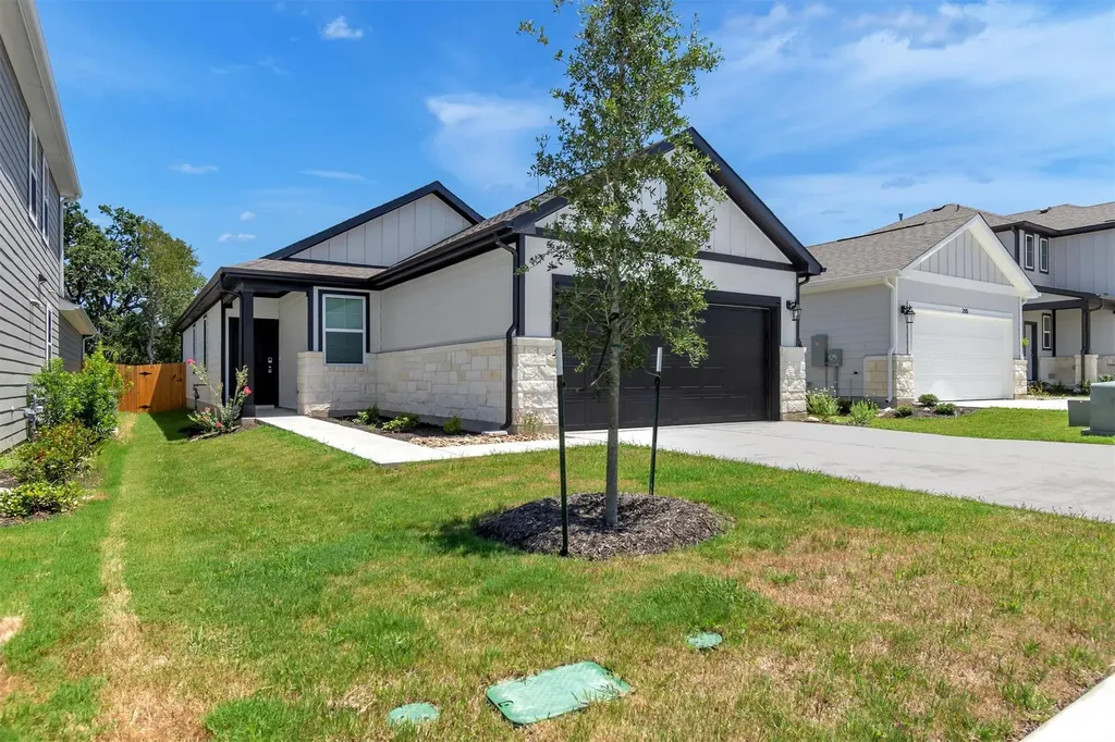 212 Bendecido Loop Elgin TX 78621