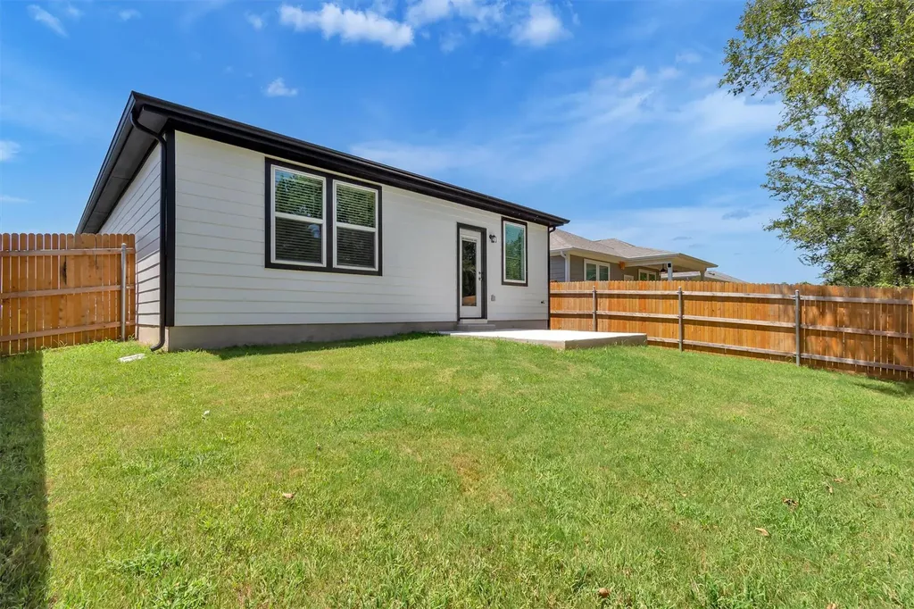 212 Bendecido Loop Elgin TX 78621