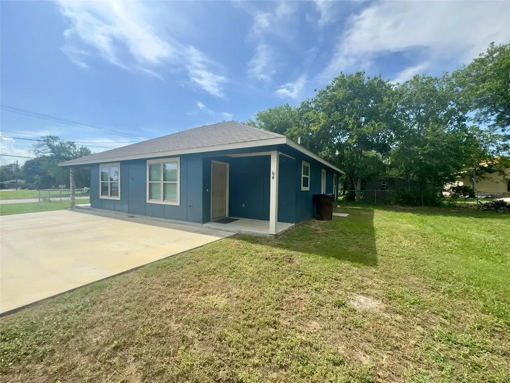513 W China Street Lockhart TX 78644