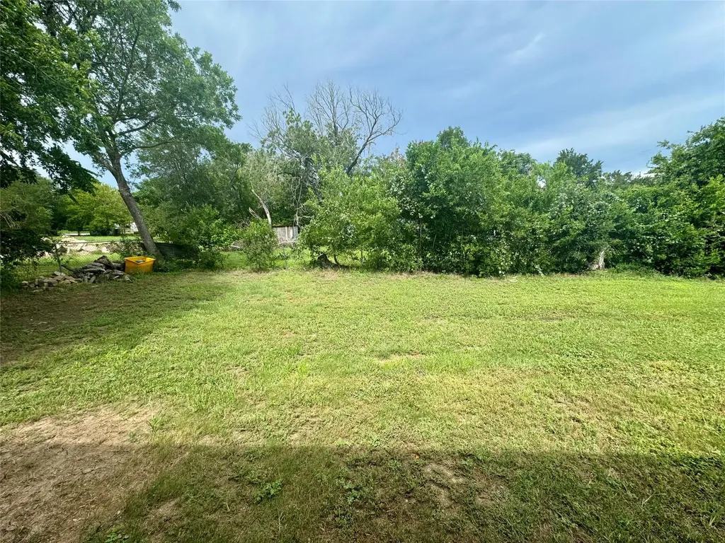 513 W China Street Lockhart TX 78644