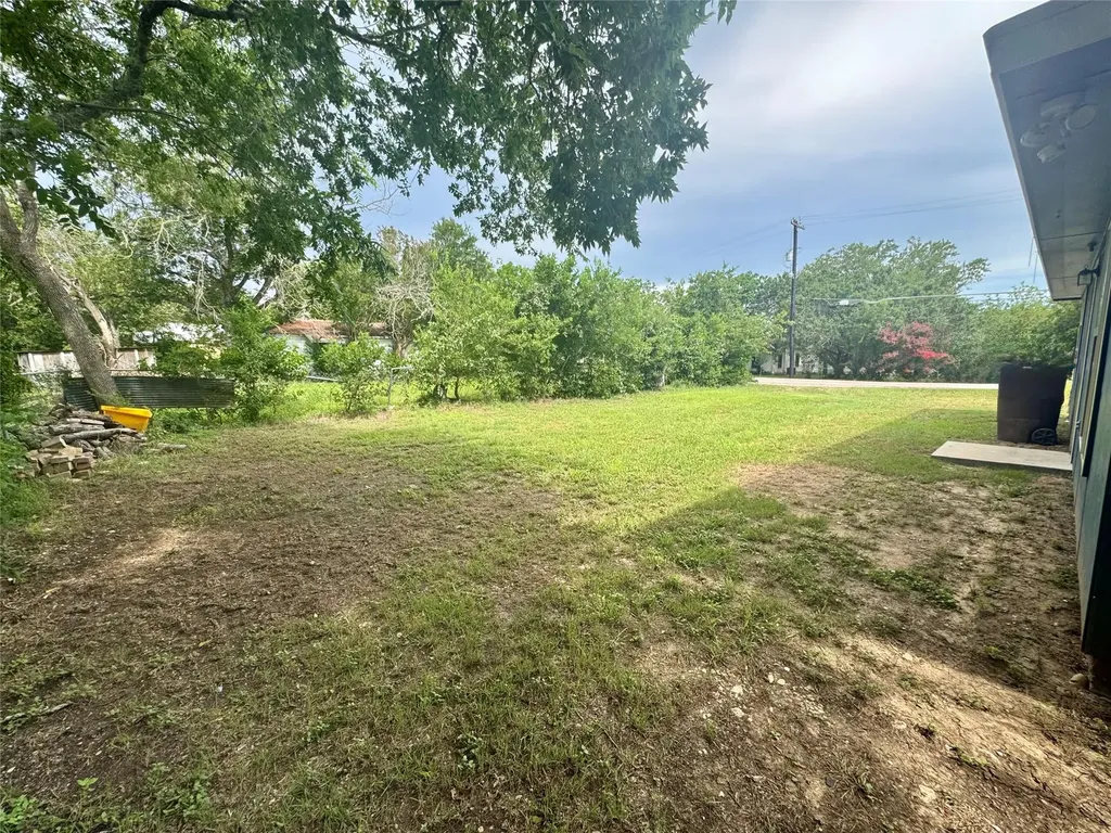 513 W China Street Lockhart TX 78644