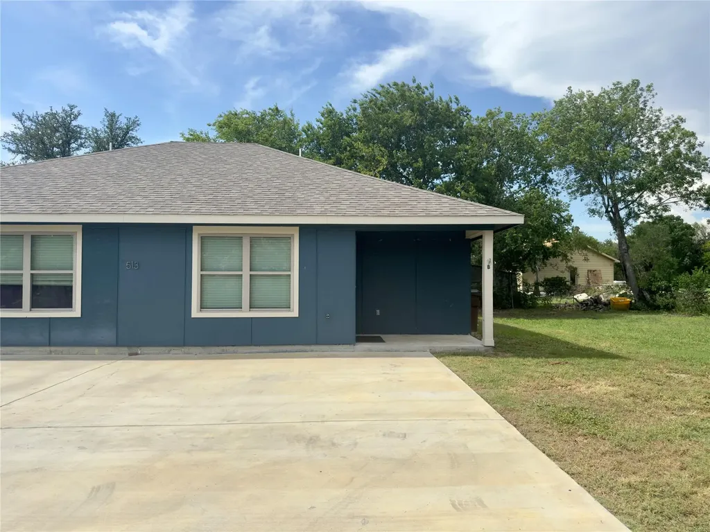 513 W China Street Lockhart TX 78644