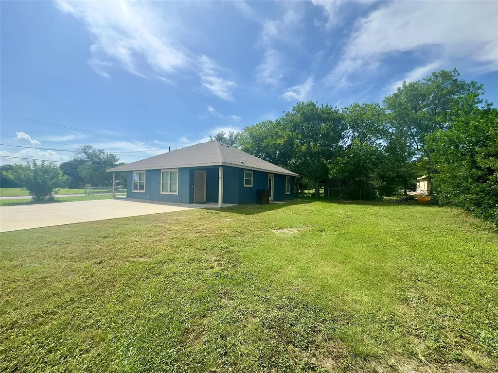513 W China Street Lockhart TX 78644