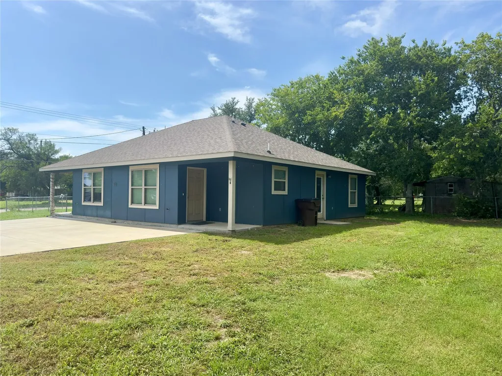 513 W China Street Lockhart TX 78644