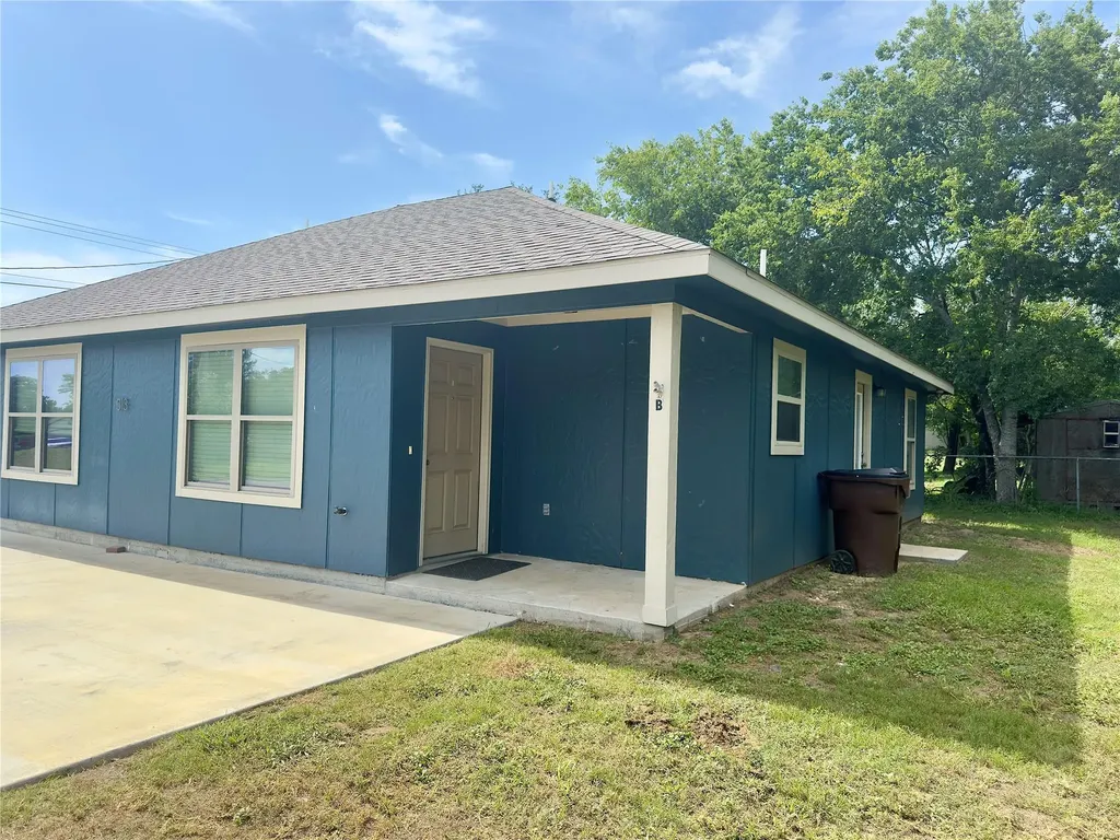 513 W China Street Lockhart TX 78644