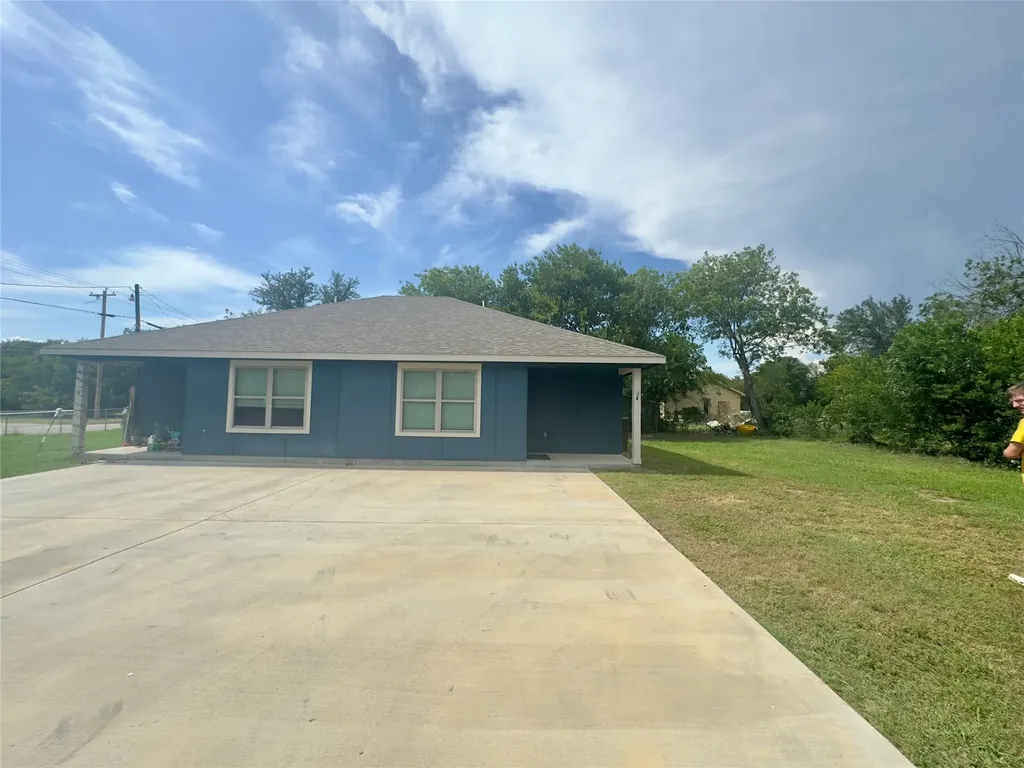 513 W China Street Lockhart TX 78644