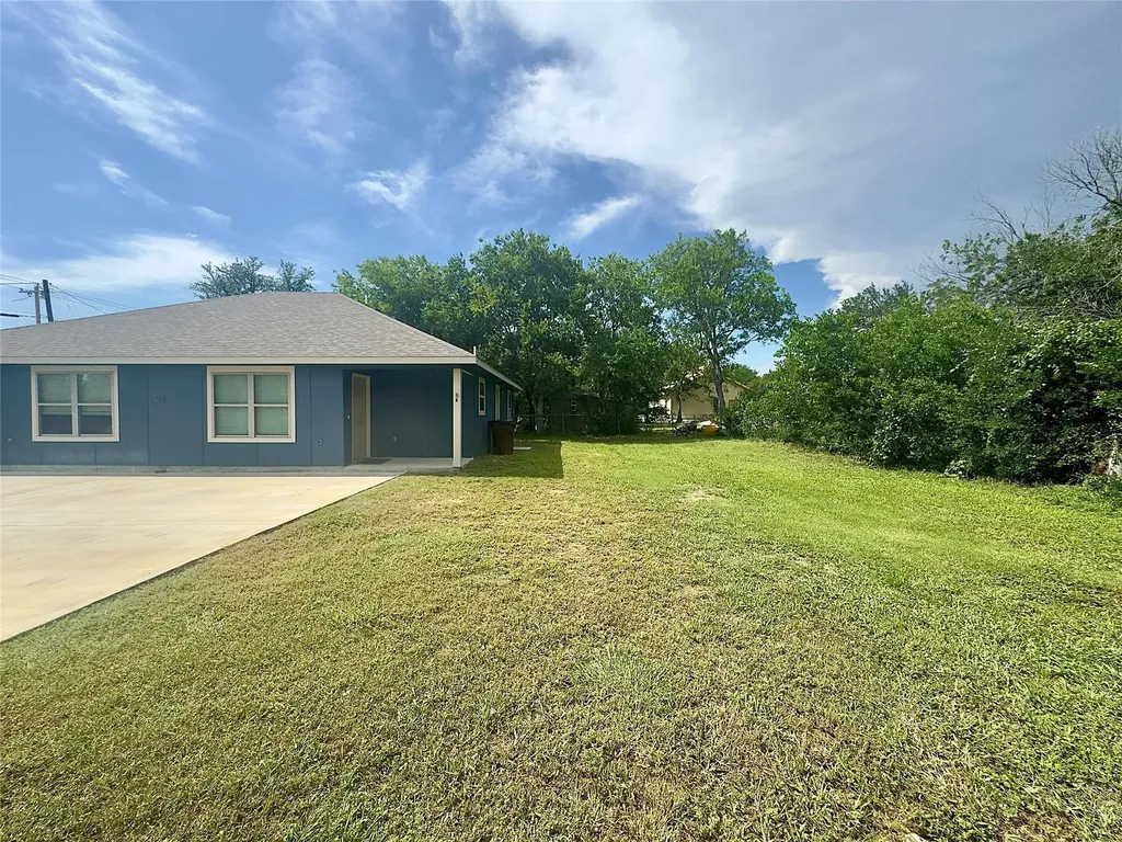 513 W China Street Lockhart TX 78644