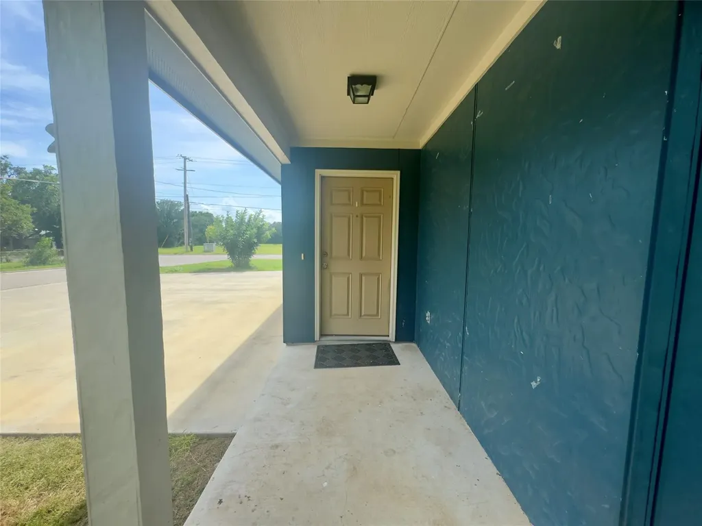 513 W China Street Lockhart TX 78644