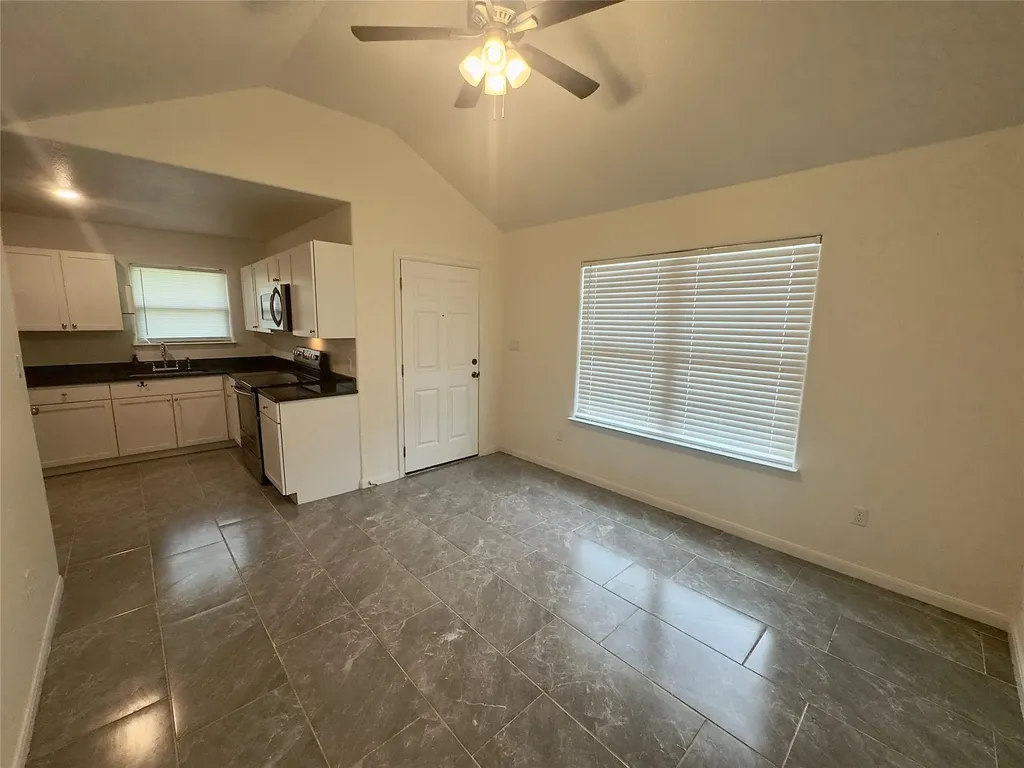 513 W China Street Lockhart TX 78644