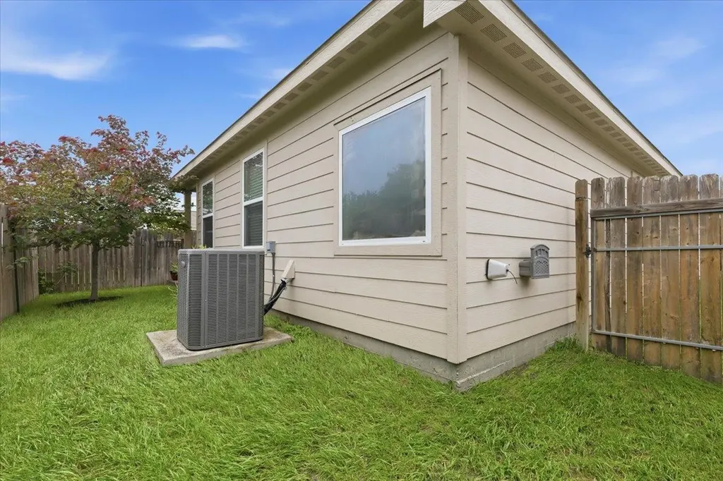 1672 Treeta Trail Kyle TX 78640