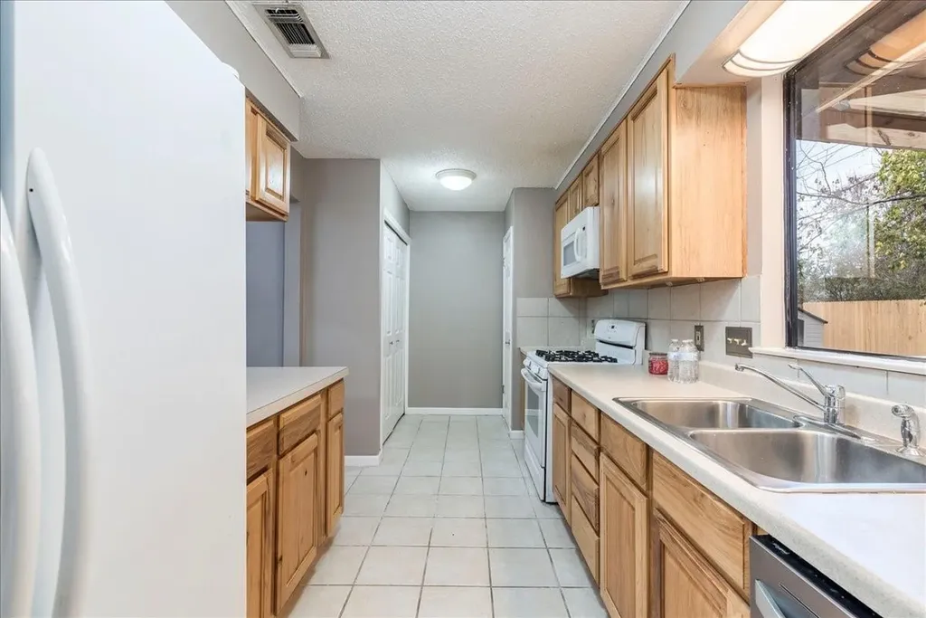 7204 Towering Oaks Drive Austin TX 78745