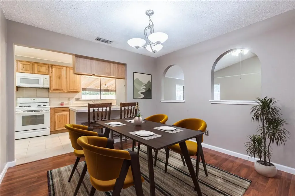 7204 Towering Oaks Drive Austin TX 78745