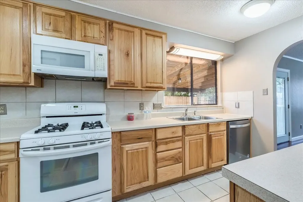 7204 Towering Oaks Drive Austin TX 78745