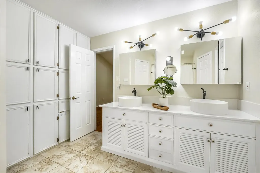 9302 Rolling Oaks Trail Austin TX 78750