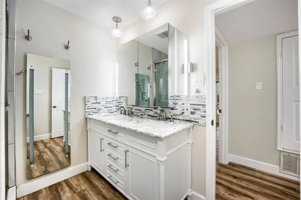 9302 Rolling Oaks Trail Austin TX 78750