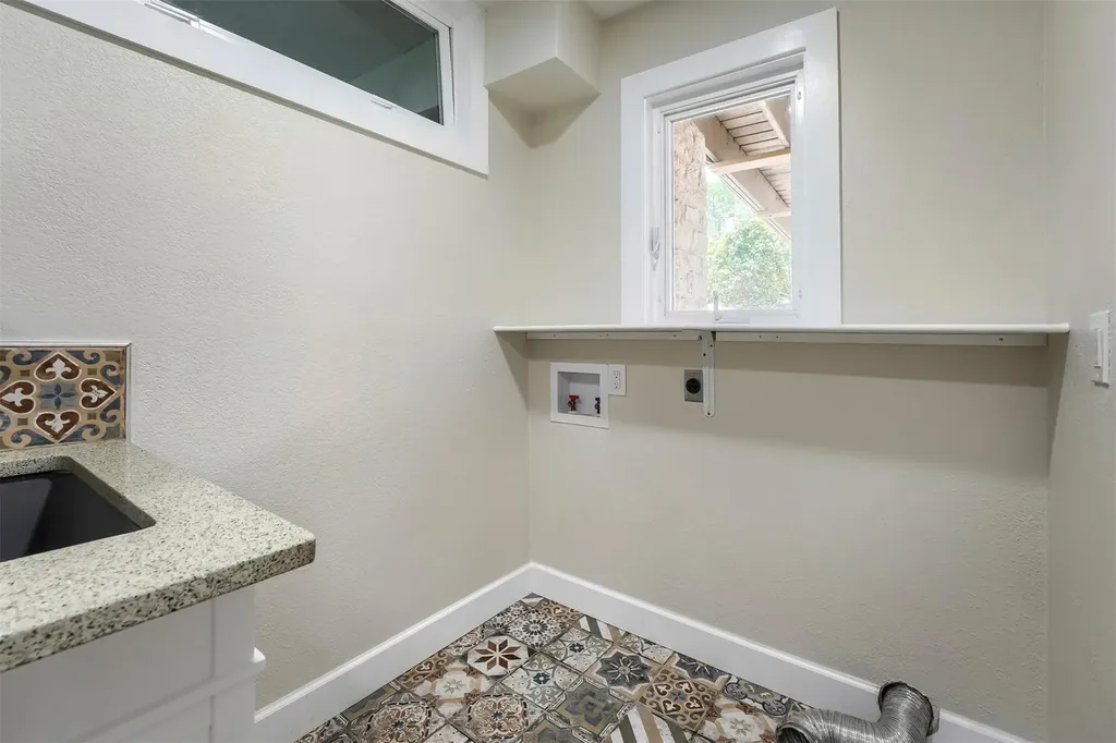 9302 Rolling Oaks Trail Austin TX 78750