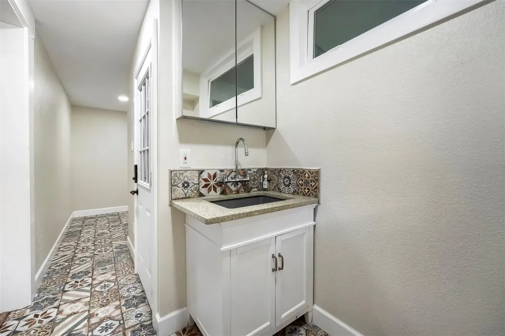 9302 Rolling Oaks Trail Austin TX 78750