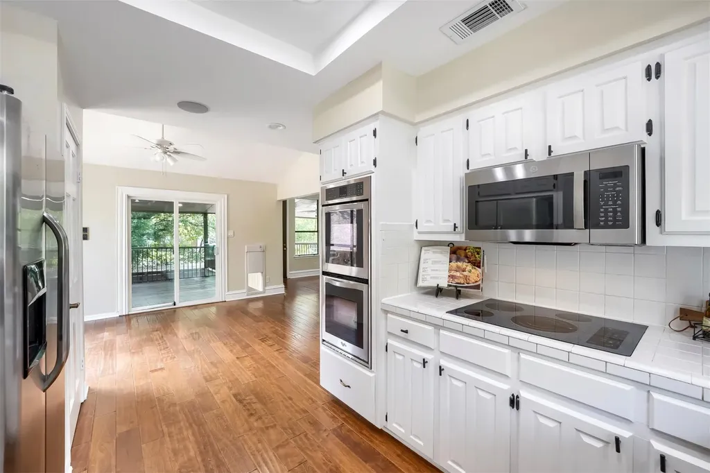 9302 Rolling Oaks Trail Austin TX 78750