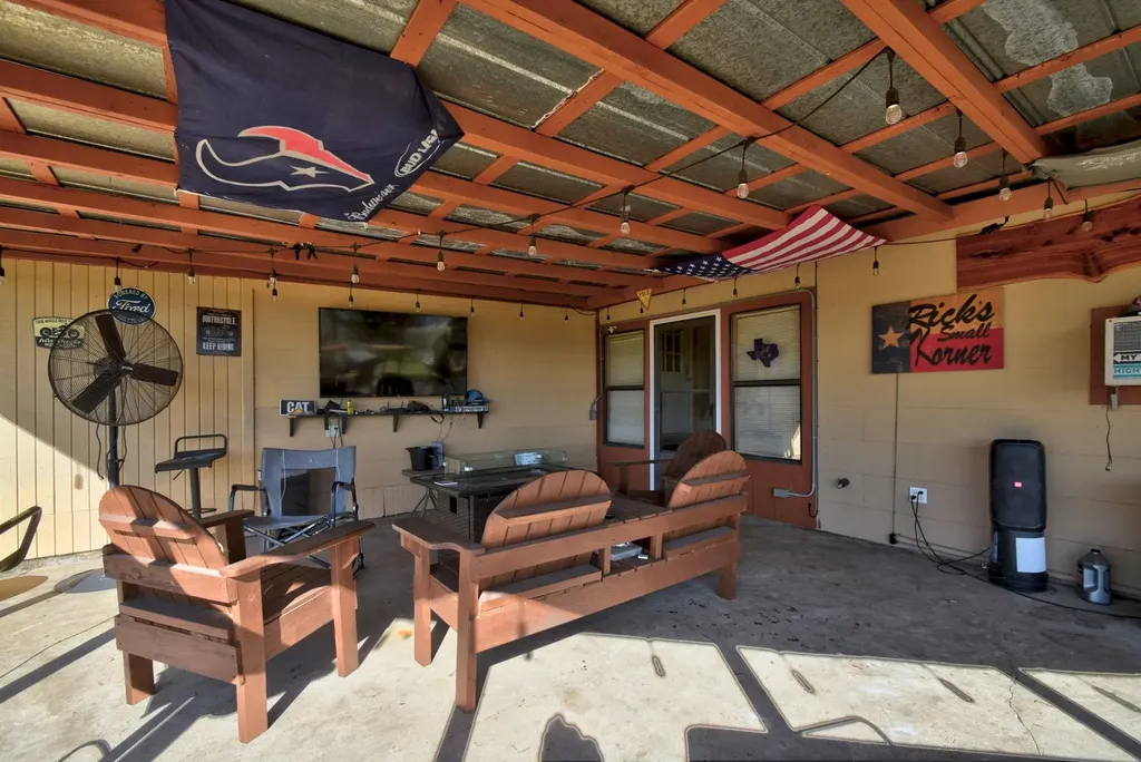 1017 Us Highway 87 E Smiley TX 78159