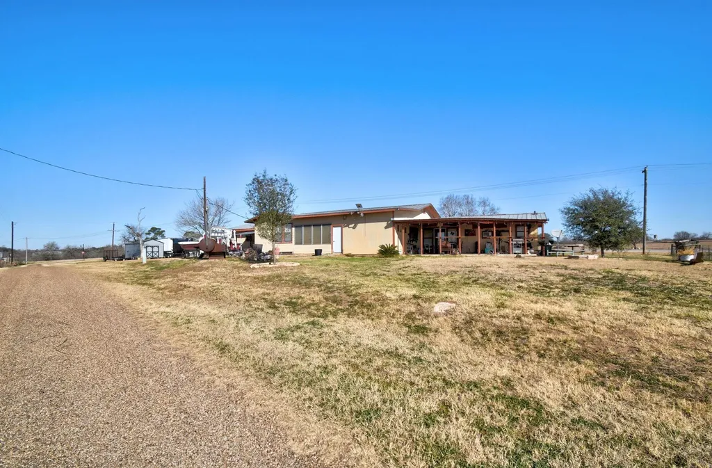1017 Us Highway 87 E Smiley TX 78159