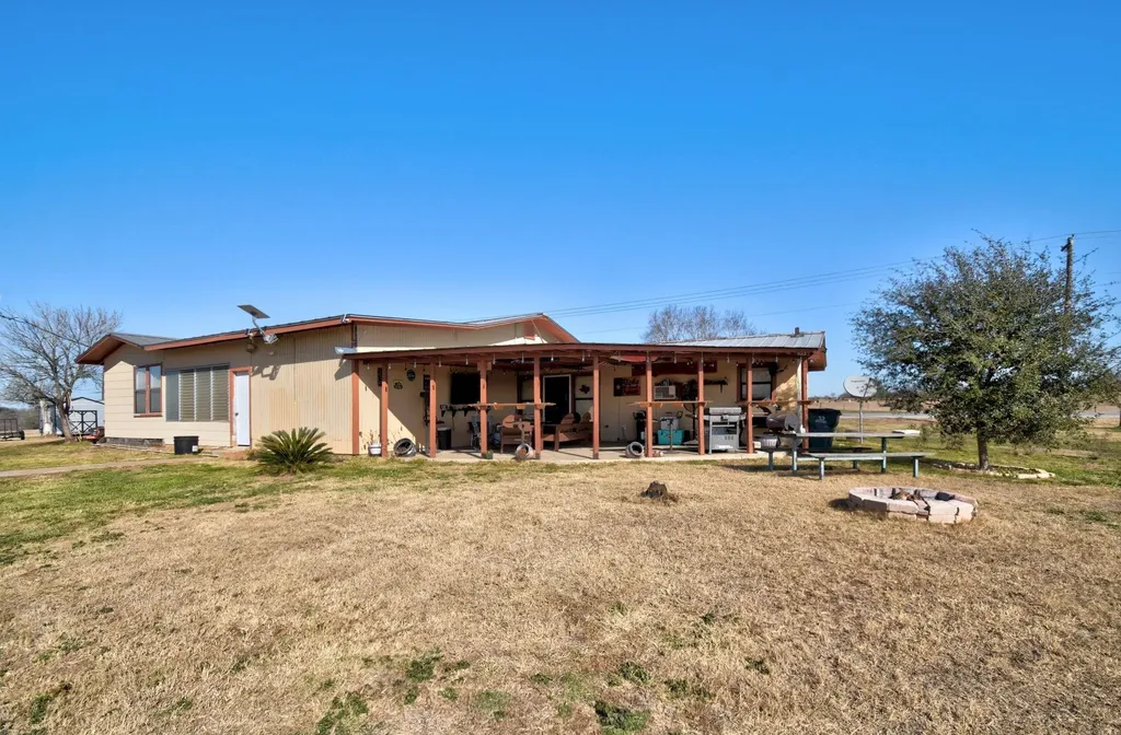 1017 Us Highway 87 E Smiley TX 78159