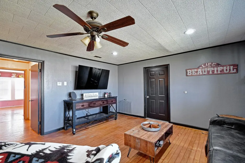 1017 Us Highway 87 E Smiley TX 78159