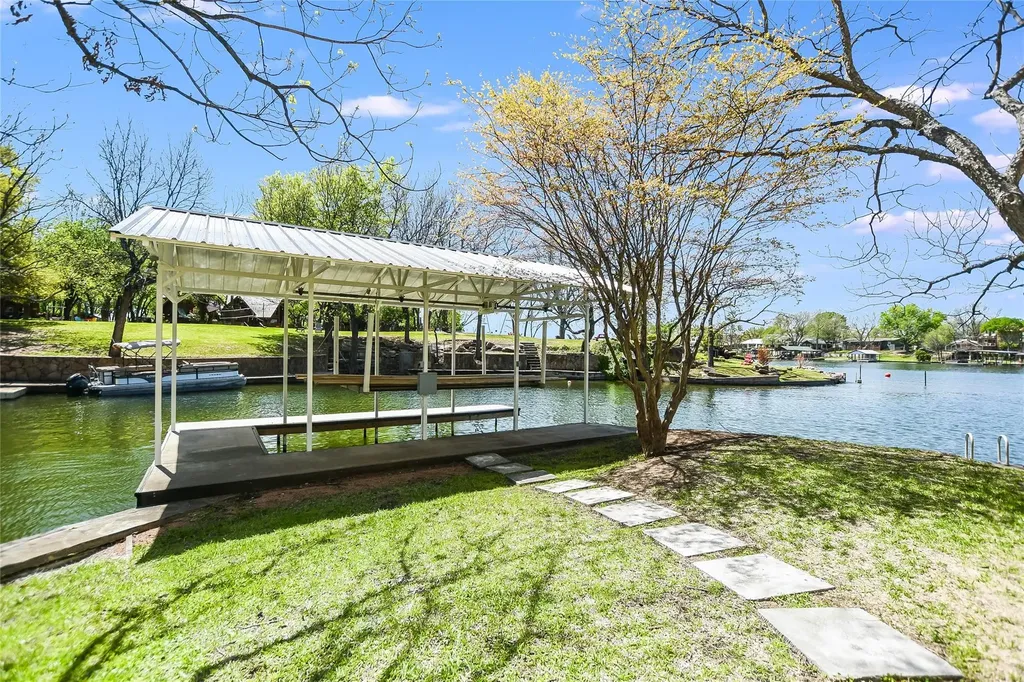 1332 S Lakeside Drive Kingsland TX 78611
