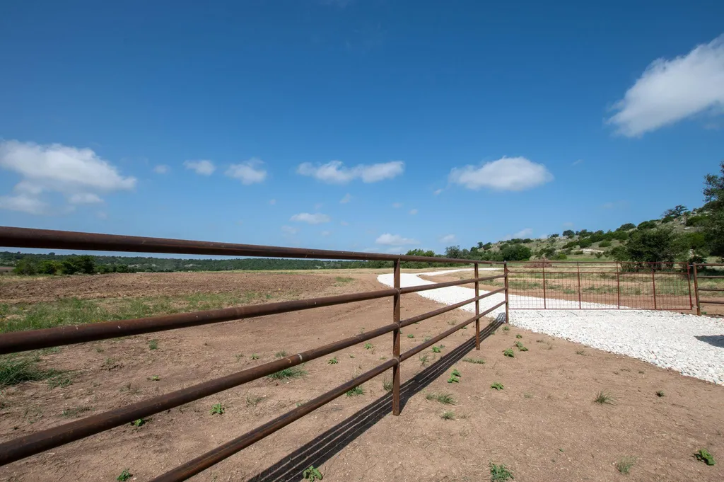 105 Fm-1047 Evant TX 76880