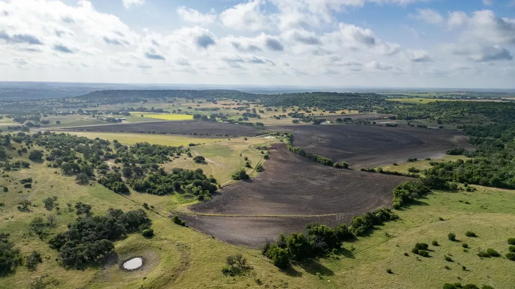 105 Fm-1047 Evant TX 76880
