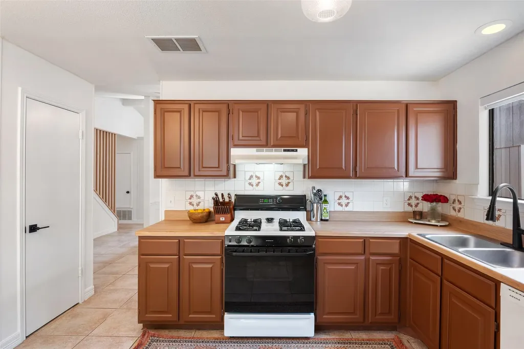 9833 Briar Ridge Drive Austin TX 78748