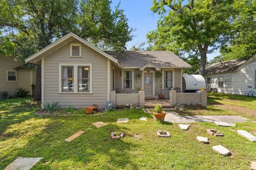 807 Cecelia Street Taylor TX 76574
