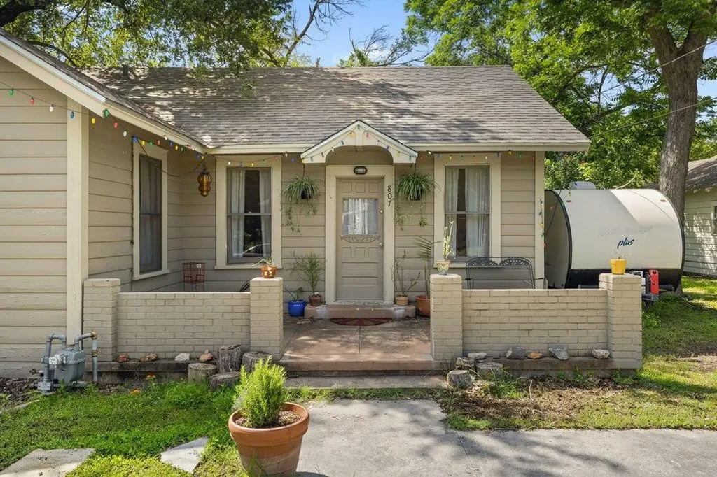 807 Cecelia Street Taylor TX 76574