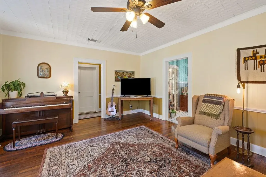 807 Cecelia Street Taylor TX 76574