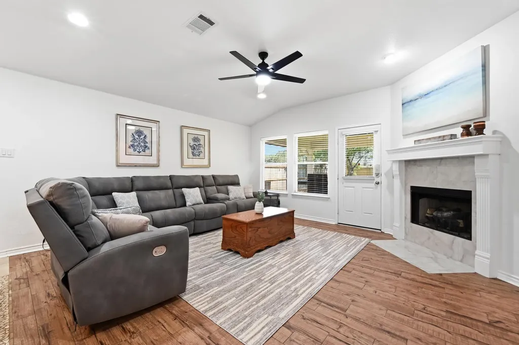 1118 Giberson Way Buda TX 78610