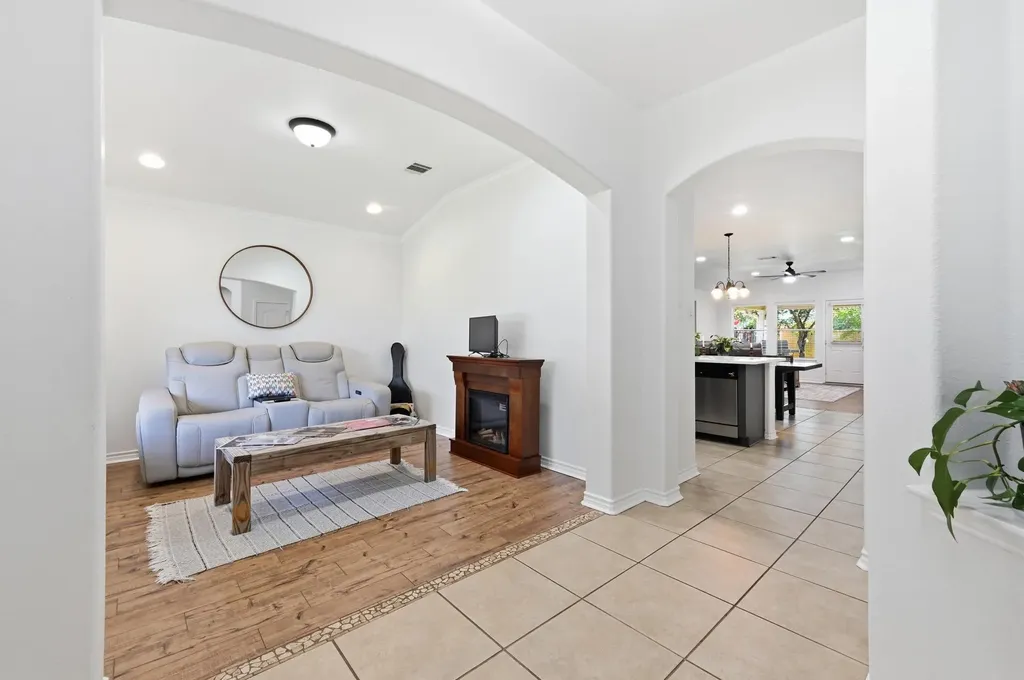1118 Giberson Way Buda TX 78610