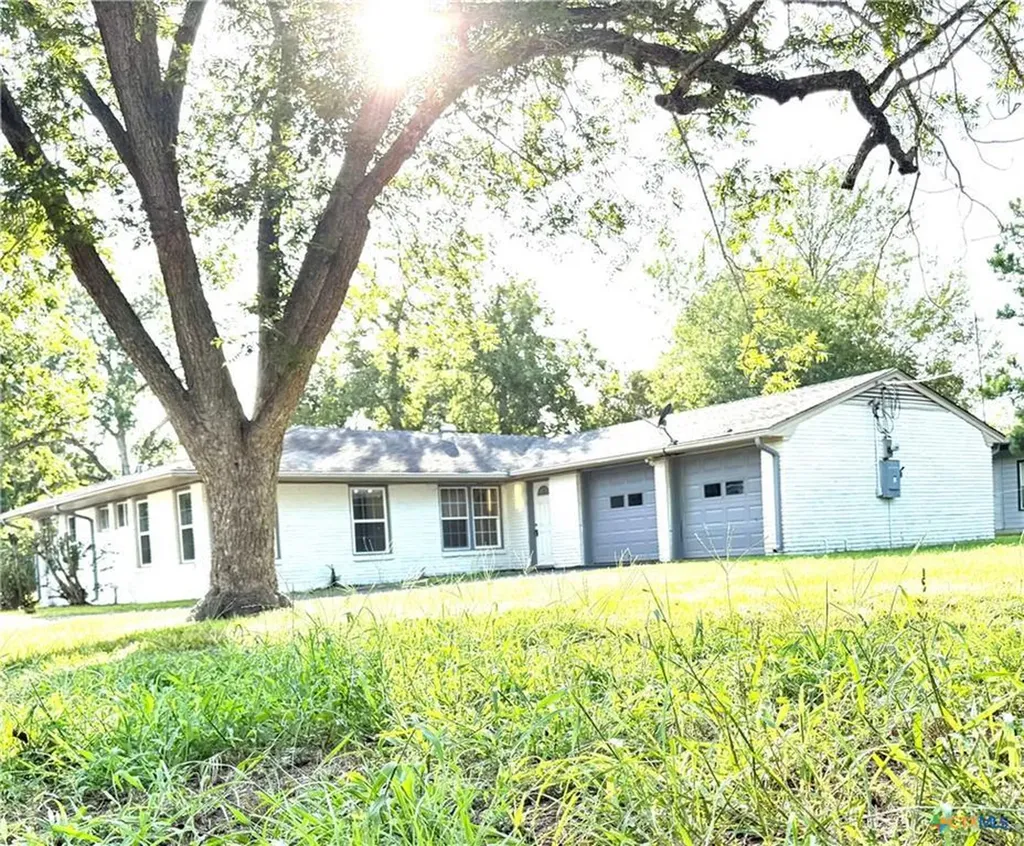 302 Smith Street Gonzales TX 78629