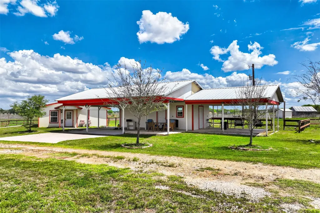 1763 N Fm 108 Smiley TX 78159