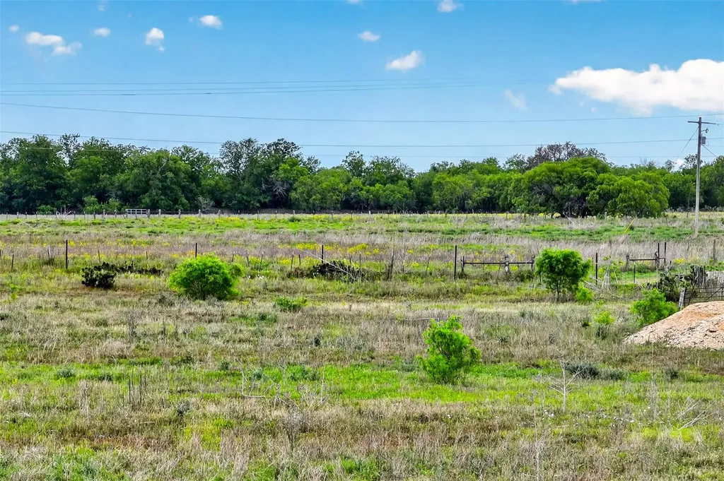1763 N Fm 108 Smiley TX 78159