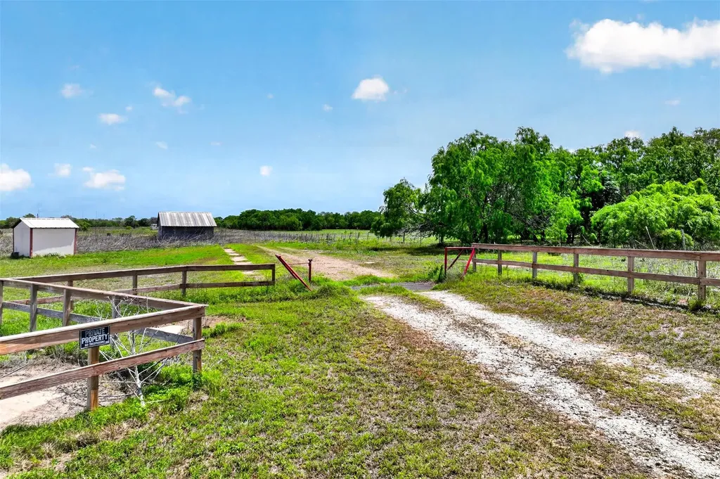1763 N Fm 108 Smiley TX 78159
