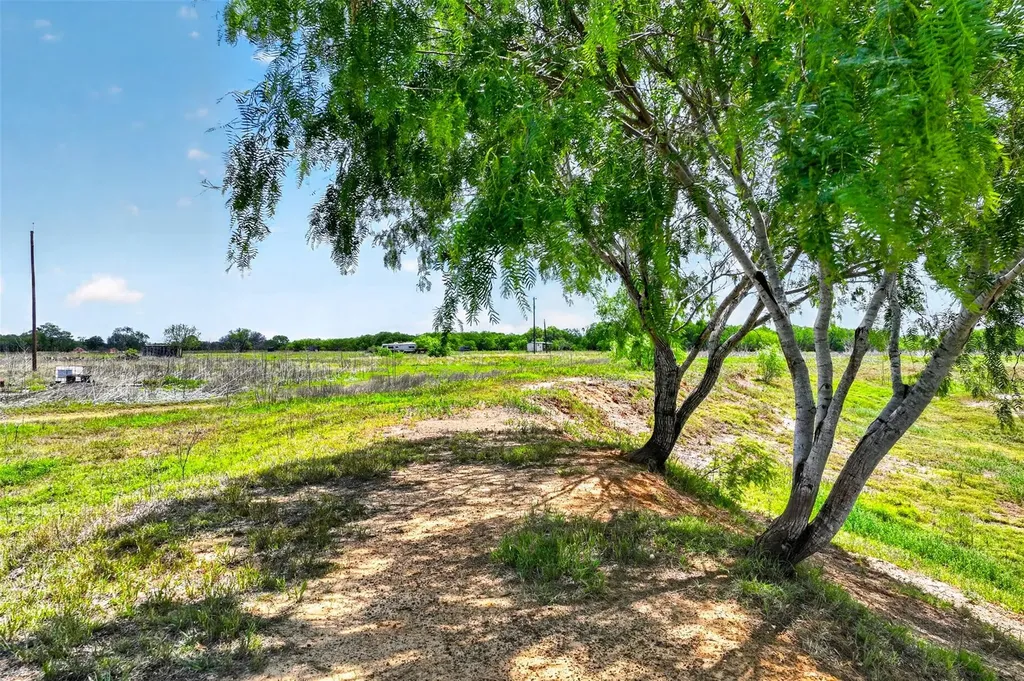1763 N Fm 108 Smiley TX 78159