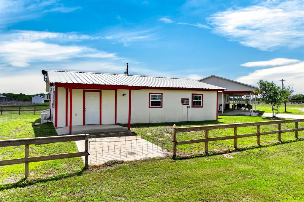 1763 N Fm 108 Smiley TX 78159