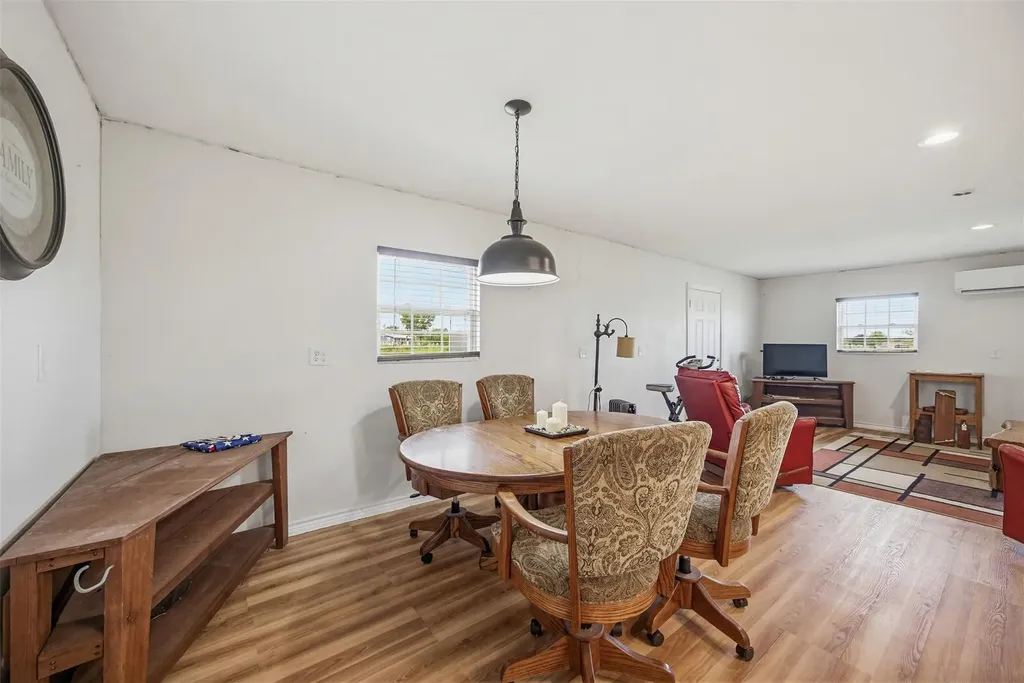 1763 N Fm 108 Smiley TX 78159
