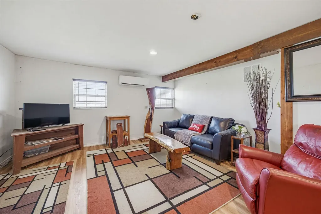 1763 N Fm 108 Smiley TX 78159